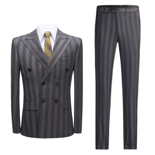 Costume gris rayé tendance 2024
